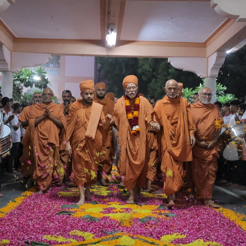 શ્રી દેવકૃષ્ણદાસજી સ્વામીનું રાજકોટ ગુરુકુલમાં સ્વાગત કરાયું:દેવકૃષ્ણદાસજી સ્વામી 20 દિવસની ઓસ્ટ્રેલિયા સત્સંગ યાત્રા પૂર્ણ કરીને સુખરૂપ રાજકોટ ગુરુકુલ પધાર્યા