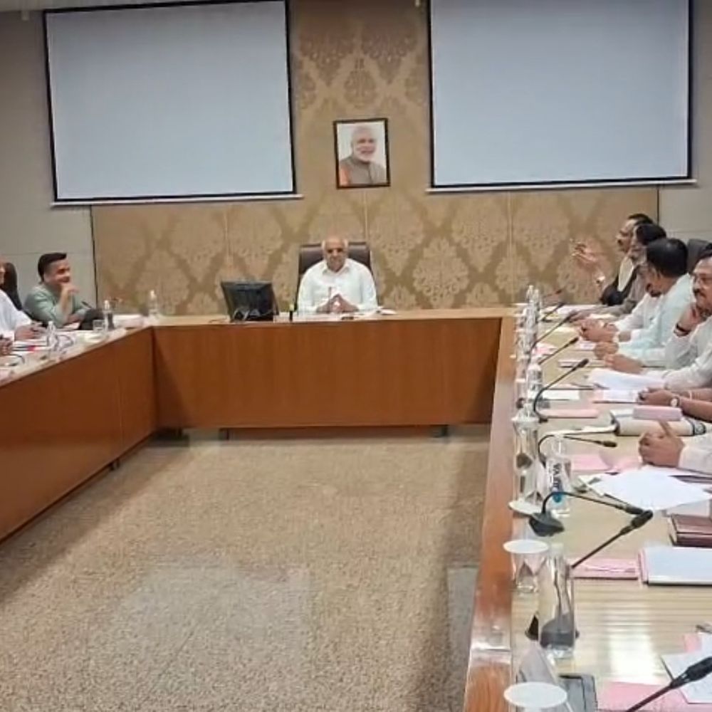 CM ભૂપેન્દ્ર પટેલની અધ્યક્ષતામાં કેબિનેટ બેઠક:મહેસૂલી કર્મીઓની હડતાળ, ઘાસચારો, પીવાનું પાણી અને UCCના અમલીકરણ સહિતના મુદ્દે ચર્ચા