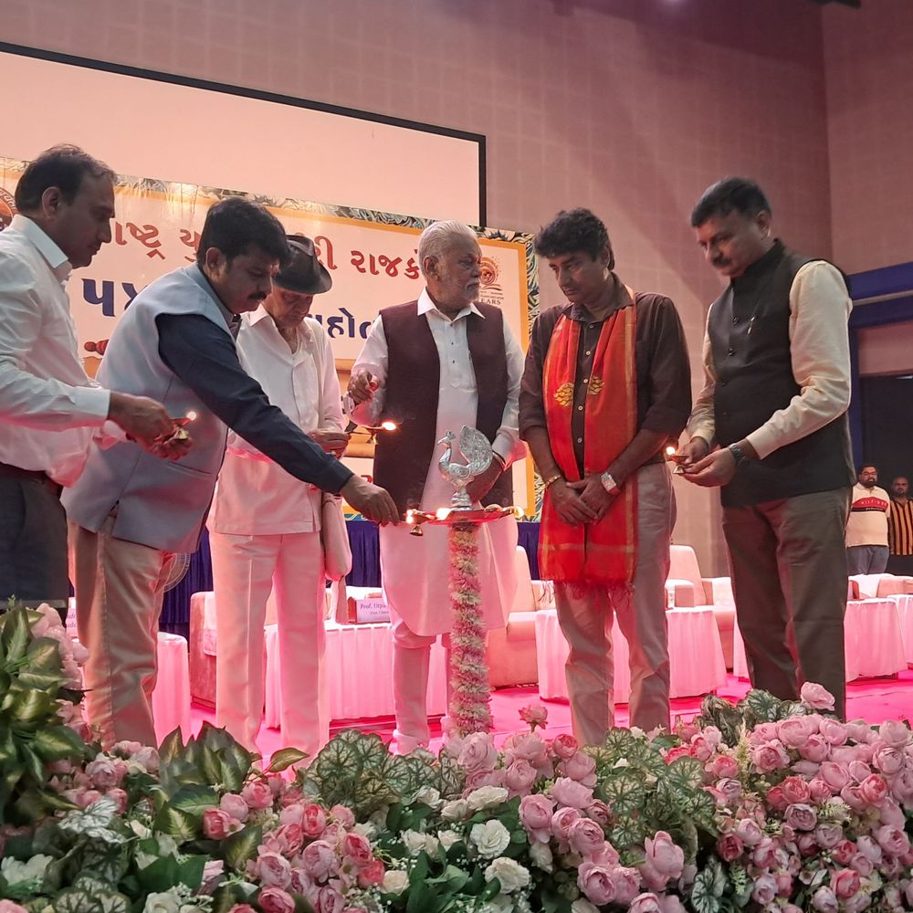 સૌરાષ્ટ્ર યુનિવર્સિટીમાં 54માં યુવક મહોત્સવનો પ્રારંભ:રાજકોટમાં 92 કોલેજોના 2370 થી વધુ વિદ્યાર્થીઓ 33 સ્પર્ધાઓમાં પોતાની કલાત્મક પ્રતિભા બતાવશે, વિજેતાઓને પરીક્ષા ફી માફ કરાશે