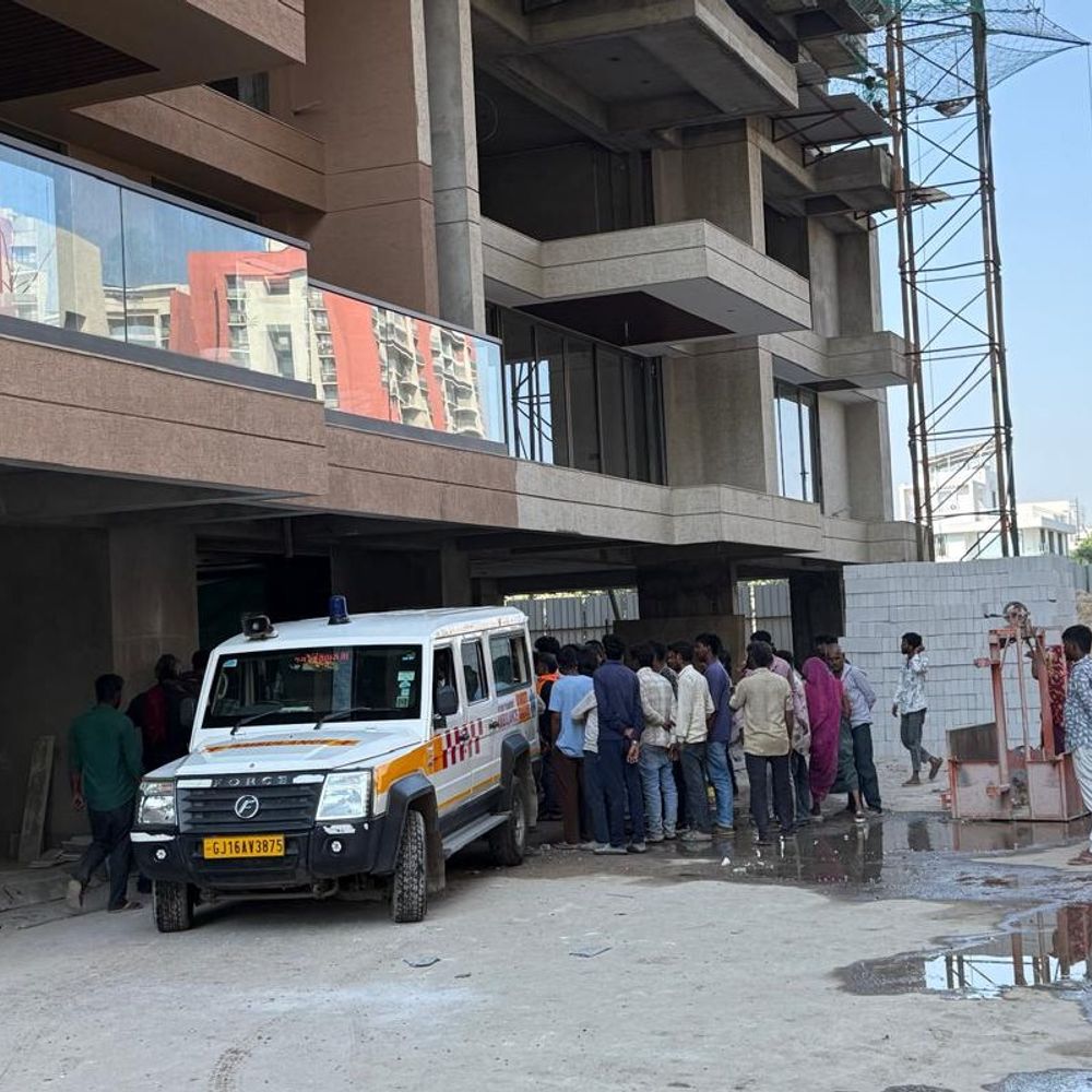 6ઠ્ઠા માળેથી પટકાતાં 18 વર્ષીય યુવતીનું મોત:રાંદેસણમાં 'સેંડલ વુડ' કન્સ્ટ્રક્શન સાઇટ પર રાત્રે ધાબુ ભરતી વખતે દુર્ઘટના, સુરક્ષાના સાધનોનો અભાવ