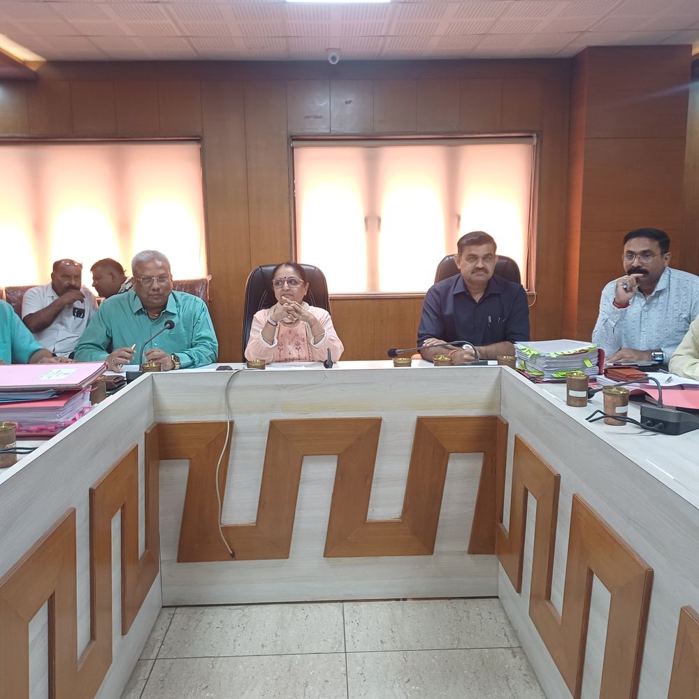 પ્રજાના પૈસાની ફાળવણી માત્ર કાગળ પર, સ્થળ પર સ્થિતી ખરાબ‎:લ્યો બોલો... મનપાએ રોડના ખાડા પુરવા અને દિવાલો રંગવા 2- 2 કરોડ ફાળવ્યા !