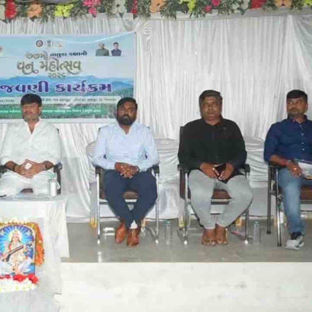 લાલપુરના હરીપર ગામે 77મો વનમહોત્સવ ઉજવાયો:વૃક્ષારોપણ કરી પર્યાવરણ સંરક્ષણ અને હરિયાળા ગુજરાતનો સંદેશ અપાયો