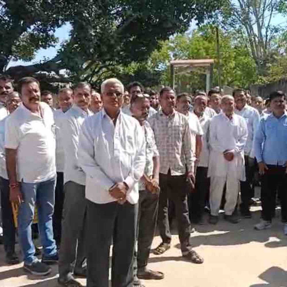 પાલનપુરના 25 ગામના ખેડૂતો બાયપાસના વિરોધમાં એકઠા થયા:જમીન કપાતમાં જવાનો ડર; કામગીરી તાત્કાલિક સ્થગિત કરવા માગણી; ન રોકાય તો ચૂંટણીમાં પરિણામ ભોગવવાની ચેતવણી