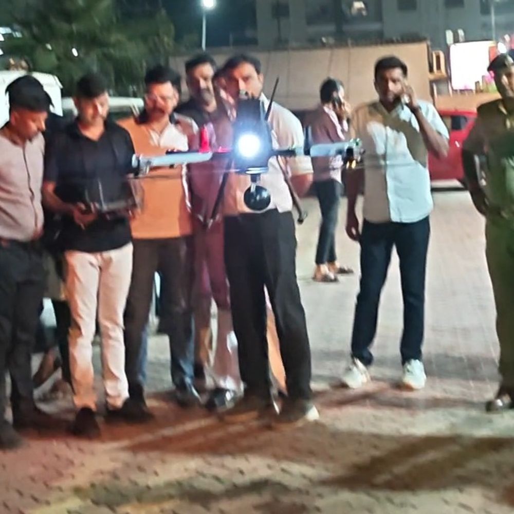 નવસારી પોલીસે ગરબા આયોજનો પર ડ્રોનથી નજર રાખી:નવરાત્રીમાં સુરક્ષા માટે હાઈટેક કવચ, અસામાજિક તત્વો પર કડક નજર