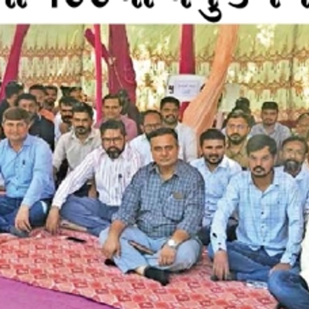 કચ્છમાં રેવન્યુ કર્મચારીઓની હડતાળ: આવકના દાખલા, રેશનકાર્ડ સહિતની કામગીરી ઠપ્પ