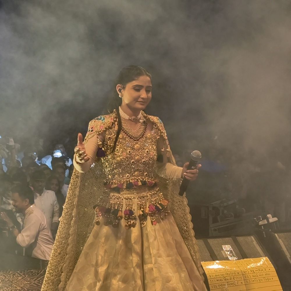 રાસલોક નવરાત્રિમાં હ્યુમનાઈડ રોબોટે ગરબા કર્યા:ગીતા રબારીના તાલે ત્રણ તાળી ગરબા અને રાસ રમી ખેલૈયાઓને મંત્રમુગ્ધ કર્યા; નવસારીમાં AI રોબોટિક્સ ટેકનોલોજી અને સંસ્કૃતિનો અનોખો સંગમ