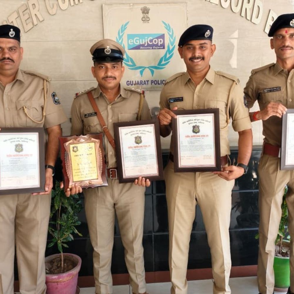 નવસારી LCBની ટીમને DGP એ સન્માનિત કરી:ટીમ 10 વર્ષથી ફરાર મોસ્ટ વોન્ટેડ આરોપીઓને પકડ્યા. મોસાદ જેવી ટેક્નોલોજીથી ગુનાનો ભેદ ઉકેલ્યો