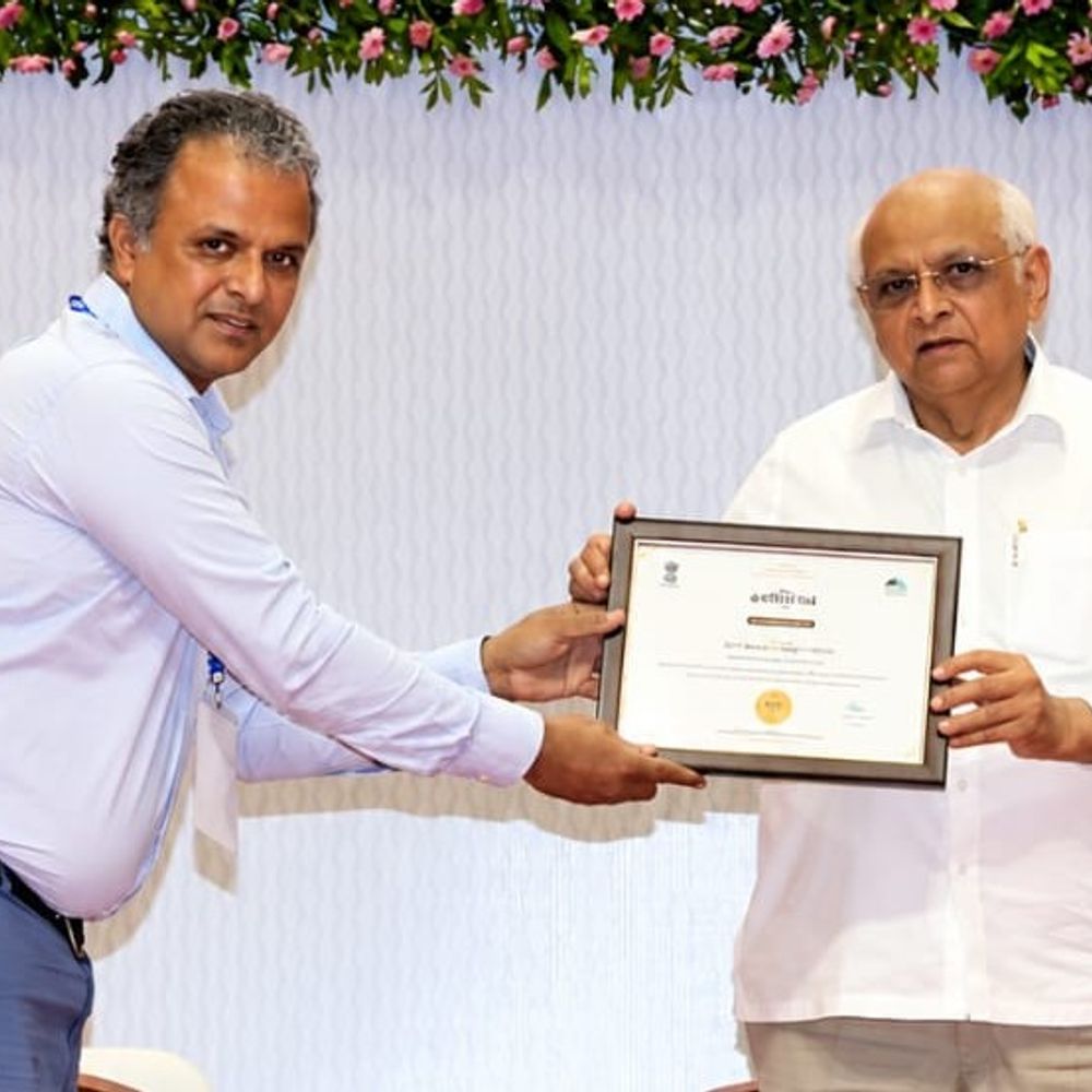 આણંદના હિતેષ ગઢવીને મુખ્યમંત્રીના હસ્તે GPI એવોર્ડ મળ્યો:માર્ગ અને મકાન વિભાગની ઉત્કૃષ્ટ કામગીરી બદલ ડિવિઝન સ્તરે બીજો ક્રમ મળ્યો