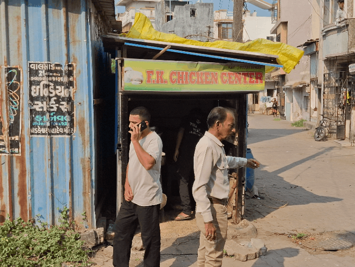 વલસાડના બેચર રોડ પર પાલિકા દ્વારા ૩ દુકાનોનું ડિમોલિશન: દબાણ અને દસ્તાવેજ મુદ્દે કડક કાર્યવાહી