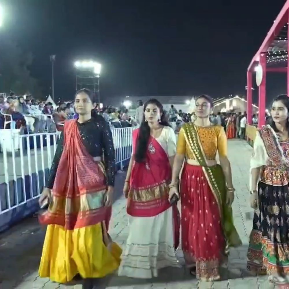 નવરાત્રિમાં 22,000થી વધુ ગરબા સ્થળે પોલીસનો પહેરો:શેરી ગરબાથી પાર્ટી પ્લોટ સુધી થ્રી-લેયર સુરક્ષા, મહિલા પોલીસ સાદા કપડાં અને ટ્રેડિશનલ ડ્રેસમાં નજર રાખશે