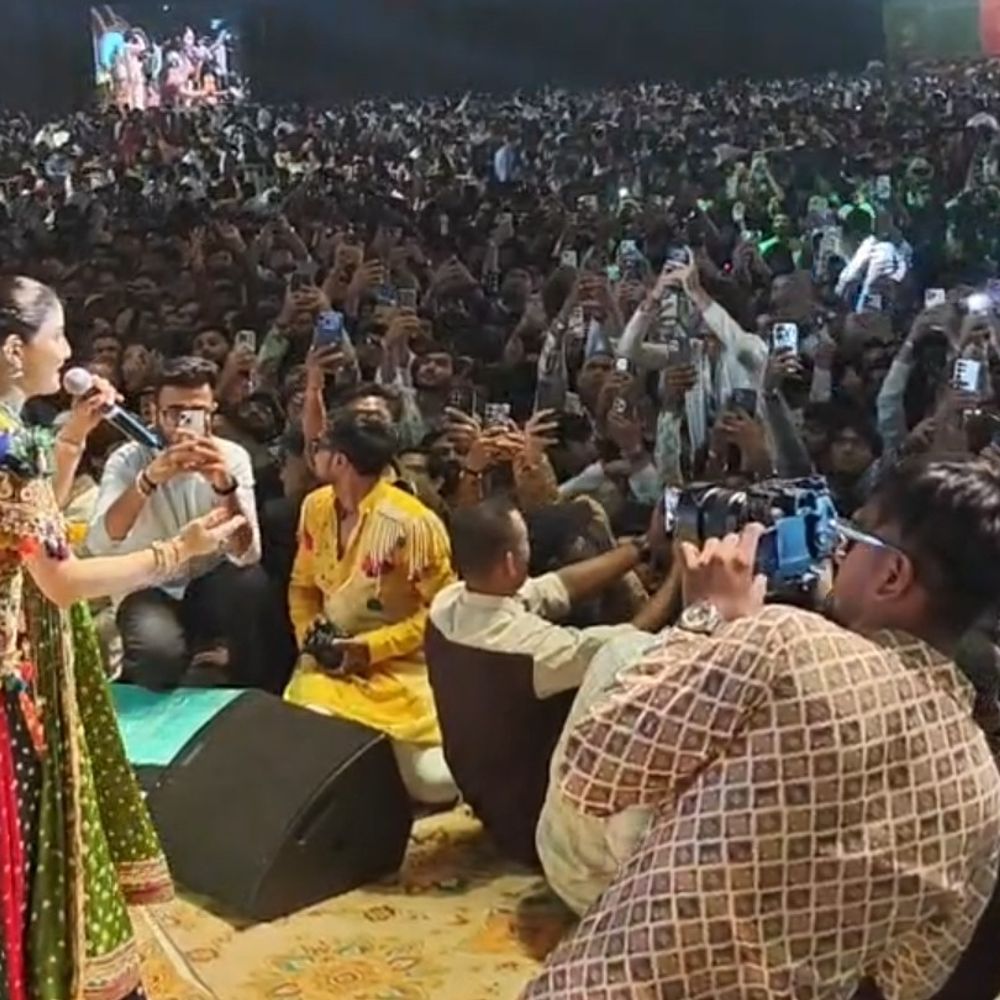 મલ્ટીકલર ચણિયાચોળીમાં ગીતા રબારીનો રોયલ અંદાજ:ખેલૈયાઓ મન મૂકીને ઝૂમ્યા, સુરતમાં ‘કેસરિયા 4.0’ પ્રિ-નવરાત્રીમાં ભીડ ફોટો-સેલ્ફી લેવા સ્ટેજ સુધી પહોંચતાં સિક્યોરિટી દોડતી થઈ