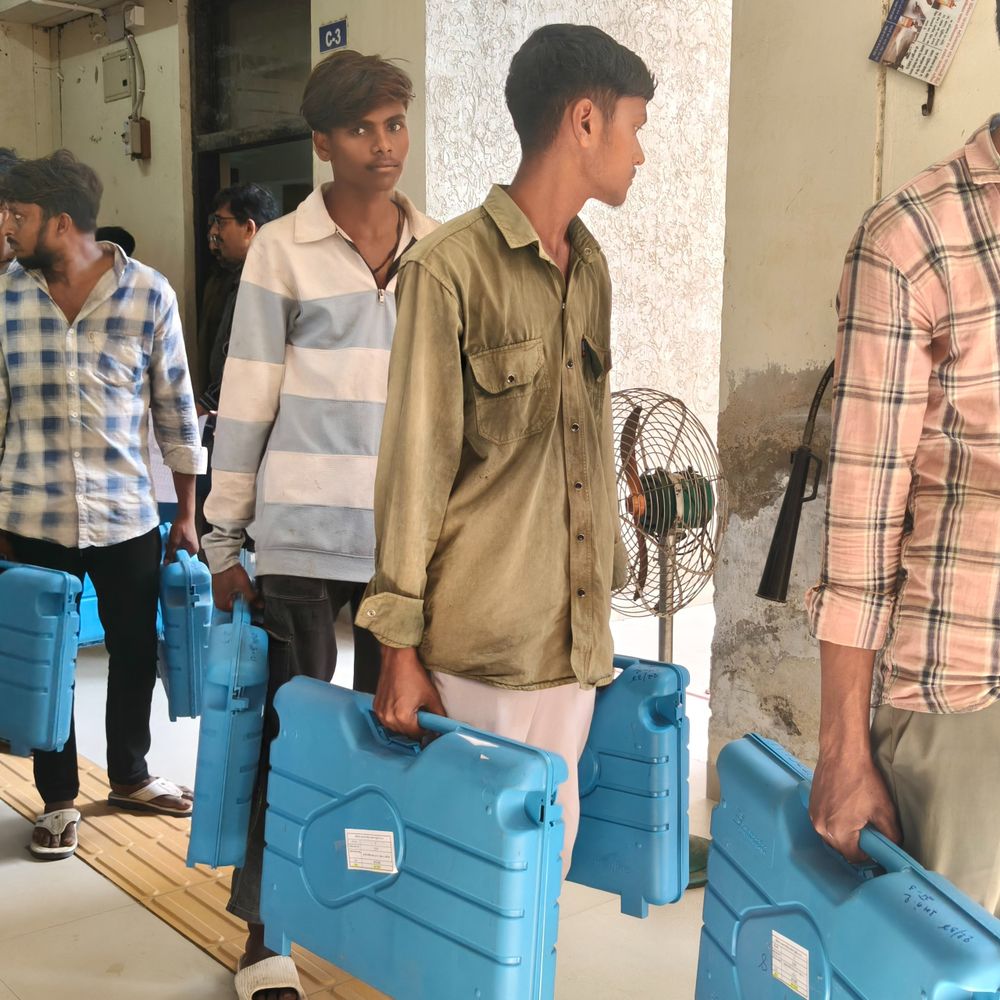 ગાંધીનગર મનપા ચૂંટણીનું આવતીકાલે મતદાન:સેકટર-15થી કડક સુરક્ષા વચ્ચે 39 રૂટ પર EVM સહિતની સામગ્રી રવાના, 1570થી વધુ પોલિંગ સ્ટાફને કામગીરી સોંપાઈ