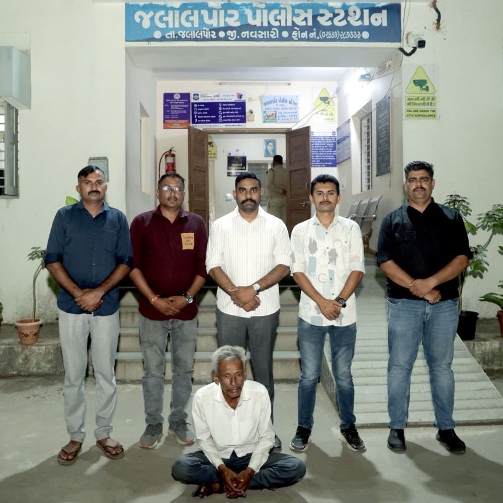 જલાલપોરમાં 66 વર્ષીય વૃદ્ધ ગાંજા સાથે પકડાયો:શ્યામનગર રેલવે ટ્રેક પાસેથી સર્વેલન્સ ટીમે 61 ગ્રામ ગાંજો કબજે કર્યો; ગોલુ નામનો શખ્સ વોન્ટેડ
