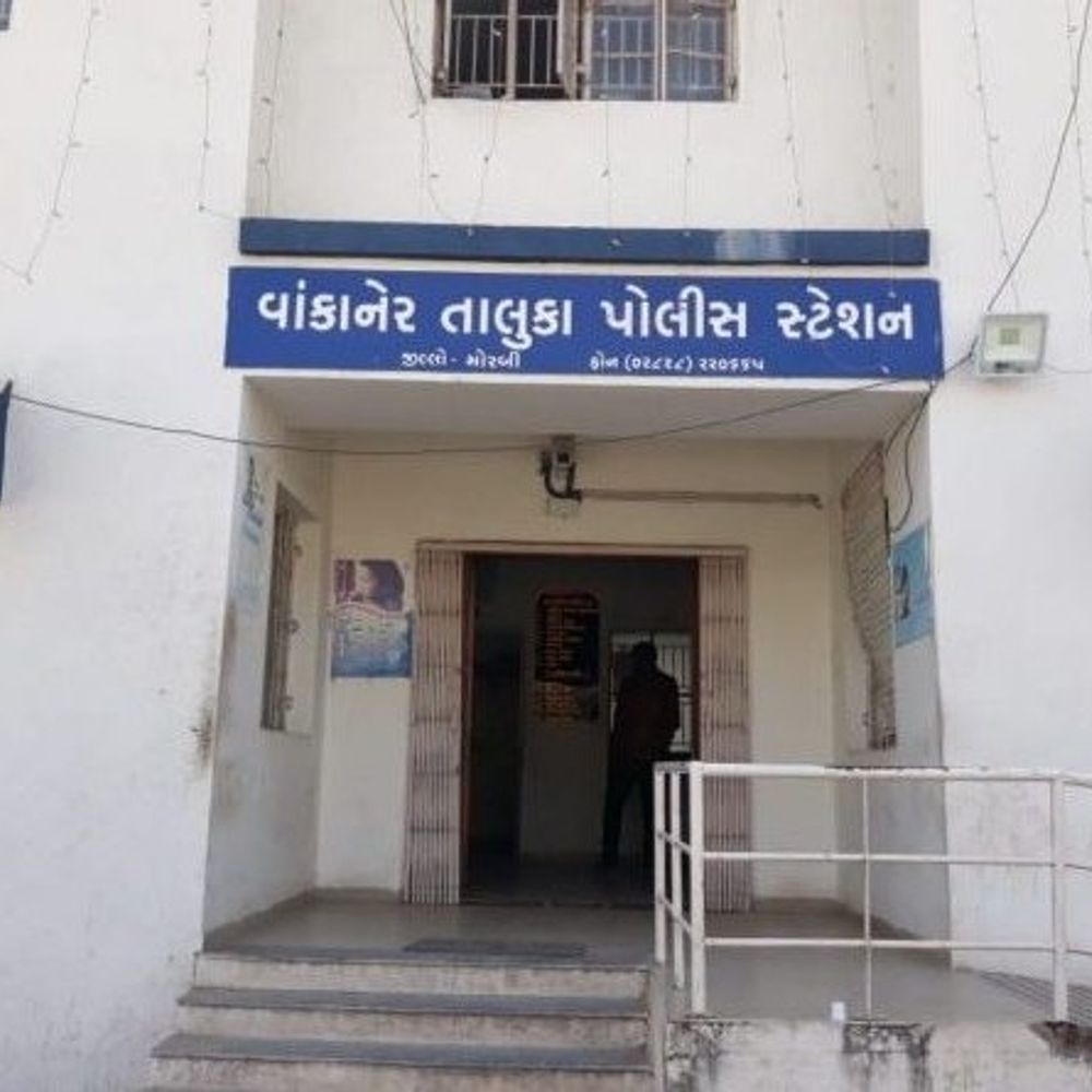 વાંકાનેરમાં ખુંટીયો આડો આવતા બાઈક પરથી ફંગોળાયેલા યુવકનો જીવ ગયો:ભાયાતી જાંબુડિયા પાસે 20 વર્ષીય શ્રમિકનું મોત, બાઈકચાલક સામે ફરિયાદ નોંધાઈ