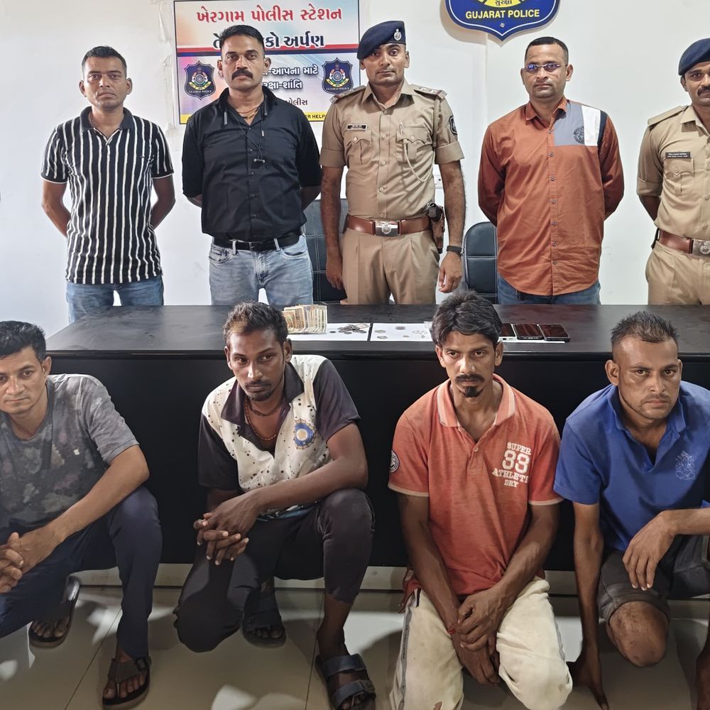 ખેરગામમાં ઘરફોડ ચોરી કરનાર 4 રીઢા આરોપી પકડાયા:પોલીસે સોના-ચાંદીના દાગીના અને રોકડ સહિતનો મુદ્દામાલ જપ્ત કર્યો
