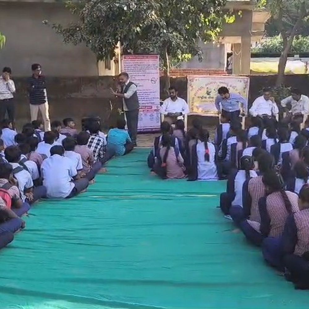 સાબરકાંઠાની 14 શાળાઓ અને 2 કોલેજોમાં જનજાગૃતિ કાર્યક્રમો યોજાયા:વિદ્યાર્થીઓના માનસિક સ્વાસ્થ્ય અને ભાવનાત્મક સુખાકારી અંગે માર્ગદર્શન અપાયું