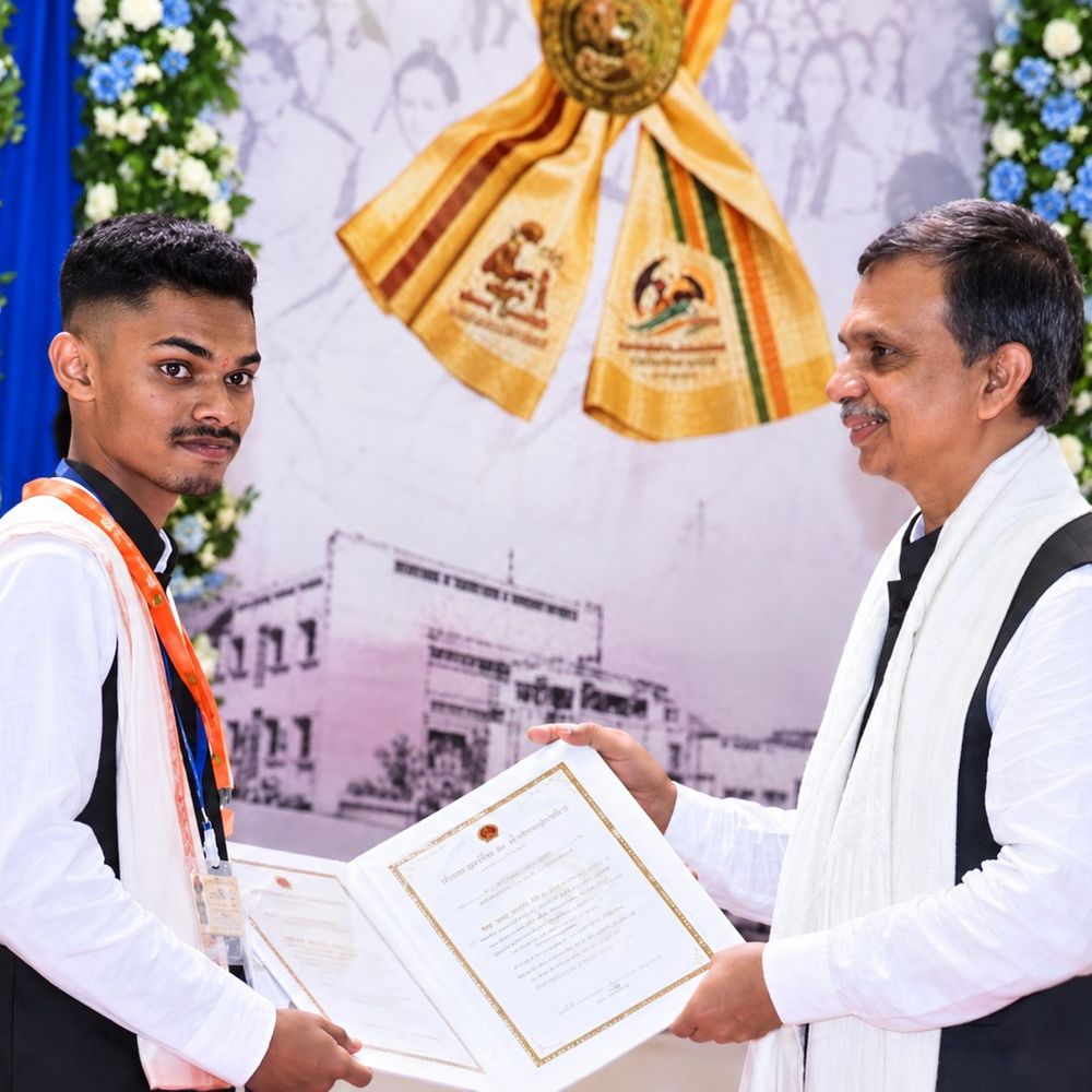 સુરેન્દ્રનગરના ભાવિક સોલંકીએ ફિઝિયોથેરાપીમાં ગોલ્ડ મેડલ જીત્યો:સૌરાષ્ટ્ર યુનિવર્સિટીના 61મા પદવીદાન સમારંભમાં ઝાલાવાડ અને વણકર સમાજનું ગૌરવ વધાર્યું