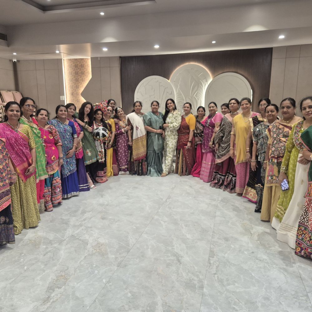 વુમન્સ ક્લબ દ્વારા ‘નાઇટ બિફોર નવરાત્રી’ ગરબાનું આયોજન:મહિલાઓએ રંગબેરંગી ચણિયાચોળીમાં ગરબે ઘૂમી ઉત્સવની ઉજવણી કરી, નિર્ણાયકોનું સન્માન થયું