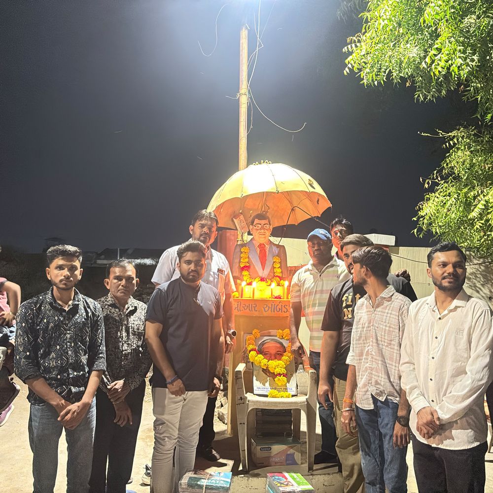 બોટાદમાં કાંશીરામના પરિનિર્વાણ દિવસે બાળકોને ચોપડા-બોલપેન અપાયા:આંબેડકર ચોક ખાતે 100 થી 200 બાળકોને વિતરણ કરાયું, યુવા આગેવાનો જોડાયા