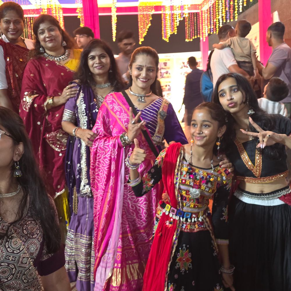 મેકિંગ એ ડિફરન્સ ગ્રુપે ગરબા મહોત્સવ યોજી સેવા માટે ફંડ:ઓગણજમાં 500થી વધુ વિદ્યાર્થીઓની ફી ભરાશે, પક્ષી-વિદ્યાર્થીઓને મદદ કરાશે