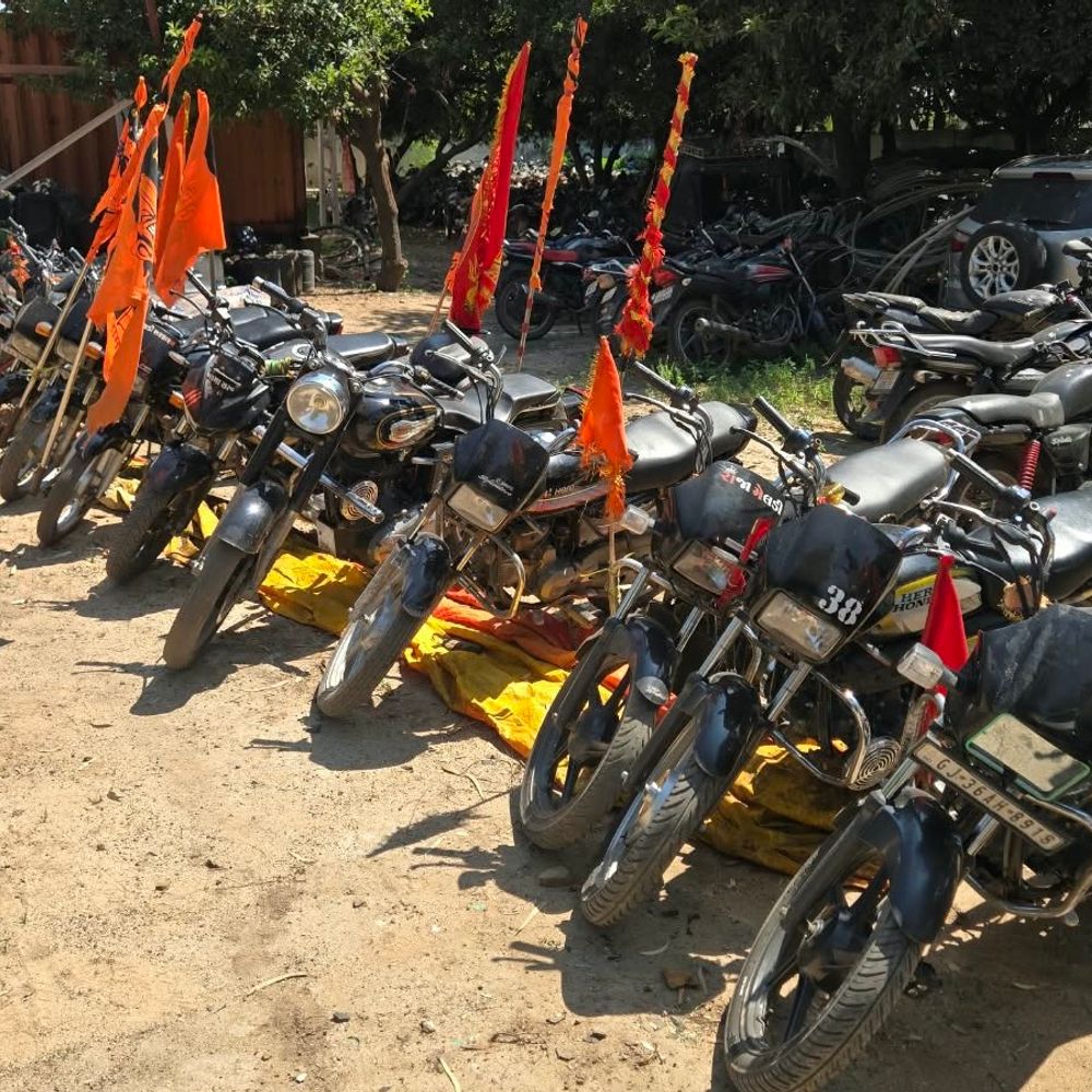 માતાના મઢ માર્ગે નખત્રાણા પોલીસની કાર્યવાહી:મોડીફાઈડ સાઈલેન્સર, નંબર પ્લેટ અને લાઈસન્સ વગરના વાહનો સામે કડક કાર્યવાહી, 40 બાઈક ડિટેઈન, 15 હજારનો દંડ વસૂલ્યો