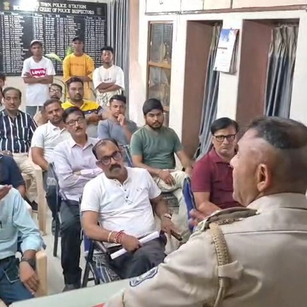 નવસારી પોલીસે મહિલાઓની સુરક્ષા માટે 'માઁ-સહાયક' અભિયાન શરૂ કર્યું:મોડી રાત્રે એકલી યુવતીઓ-બાળાઓને ઘર સુધી પહોંચાડવામાં આવશે