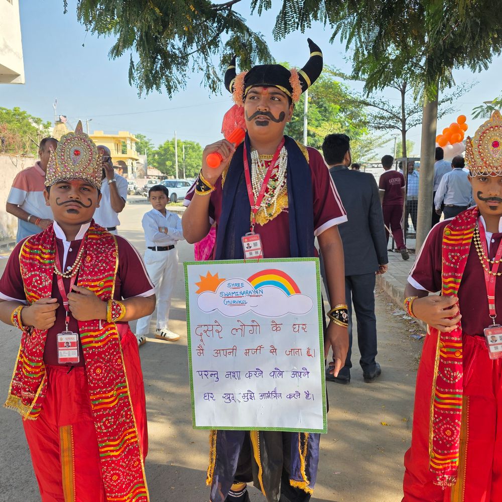 હિંમતનગરમાં વ્યસનમુક્તિ માટે ગુરુકુલના વિદ્યાર્થીઓની રેલી:ધારાસભ્ય અને પાલિકા પ્રમુખે પ્રસ્થાન કરાવ્યું, વ્યસનથી દૂર રહી સ્વસ્થ જીવન અપનાવવા અપીલ