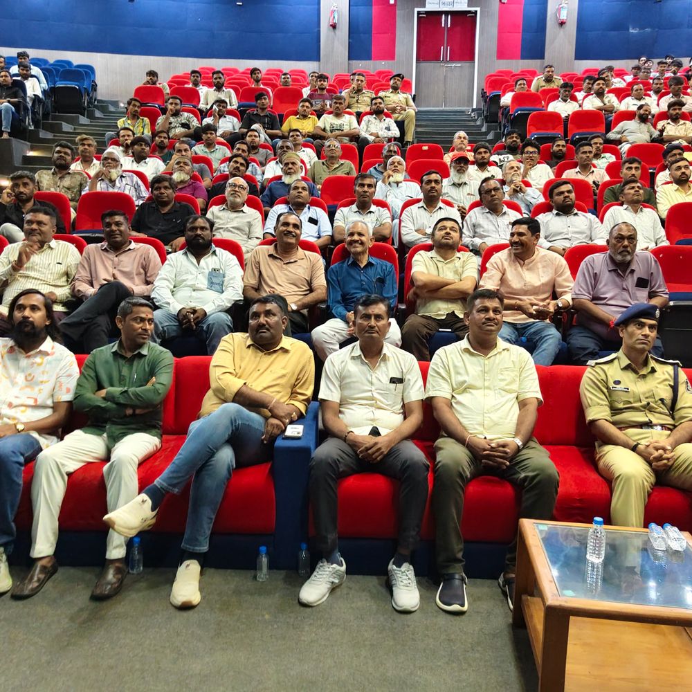 બોટાદ પોલીસે ડ્રગ્સ, સાયબર ક્રાઈમ સામે જાગૃતિ કાર્યક્રમ કર્યો:સેવા સંકલ્પ અભિયાન હેઠળ ટાઉન હોલ ખાતે લોકોને ટ્રાફિક નિયમોની સમજ આપી