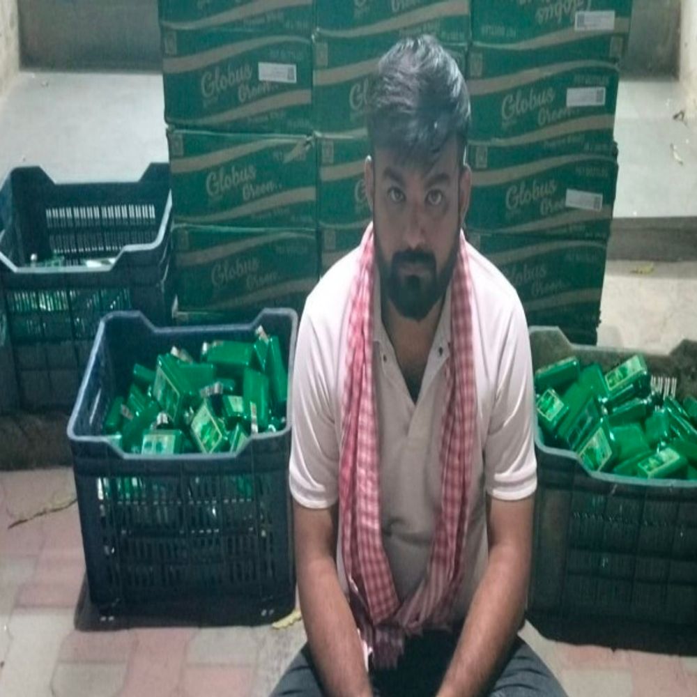 પંચમહાલ પોલીસે શહેરામાં દારૂ ભરેલી પીકઅપ ઝડપી:7.56 લાખનો મુદ્દામાલ જપ્ત કર્યો; ગોધરામાં જુગારના ગુનામાં વોન્ટેડ આરોપી પકડાયો
