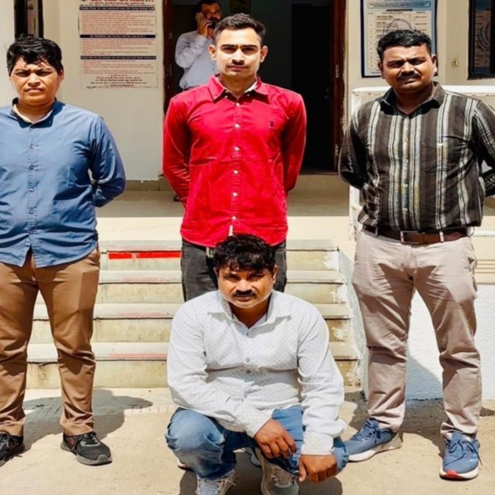 ભરૂચમાં ચેક સાથે છેડછાડ કરી પૈસા ઉપાડ્યા:ઉત્તર પ્રદેશનો શખ્સ ઝડપાયો, પોલીસે 10 હજારનો મોબાઈલ ફોન જપ્ત કર્યો