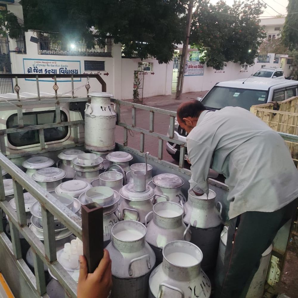 જામનગરમાં દૂધના જથ્થાનું ચેકિંગ:80 લીટર દૂધનો નાશ, 10 નમૂના લેબોરેટરીમાં મોકલાયા, દિગ્વિજય પ્લોટ વિસ્તારમાં ફૂડ શાખાની કાર્યવાહી