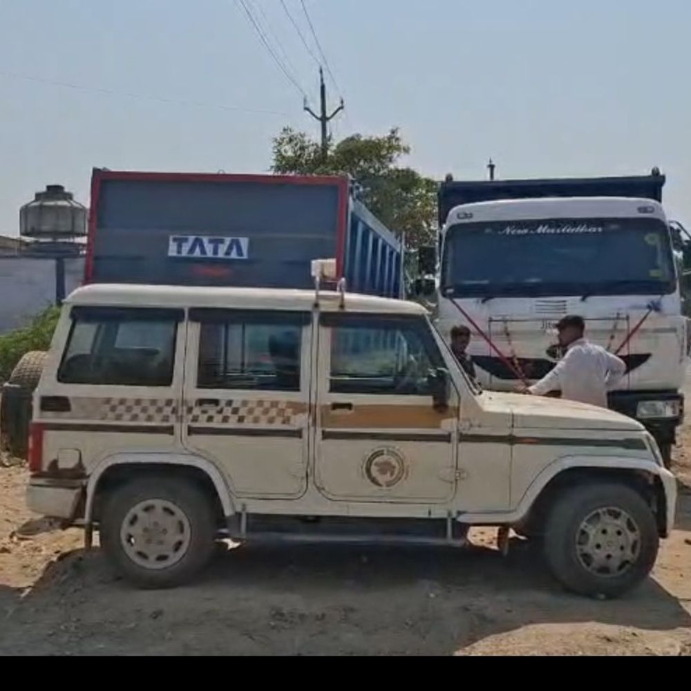 વેરાવળ બંદર રોડ પર પ્રતિબંધ છતાં ભારે વાહનો દોડતા કાર્યવાહી:ખાણ ખનીજ વિભાગે 3 ટ્રક ઝડપી 55 લાખનો મુદ્દામાલ સીઝ કર્યો