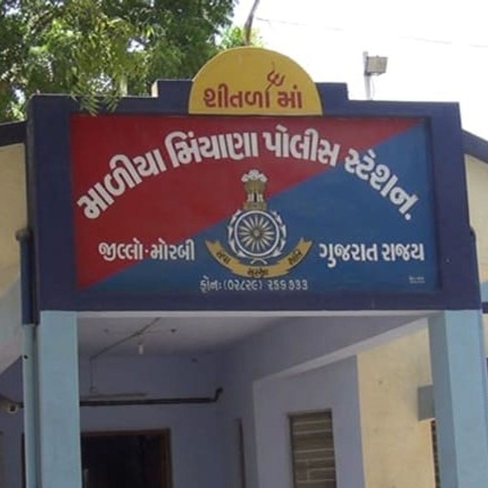 માળીયામાં ST બસની ટક્કરે બુલેટ સવાર કાકા-ભત્રીજો ઘાયલ:ત્રણ રસ્તા નજીક અકસ્માત, ભત્રીજા ઈમરાનને પગમાં ફ્રેક્ચર; મોરબી હોસ્પિટલમાં દાખલ