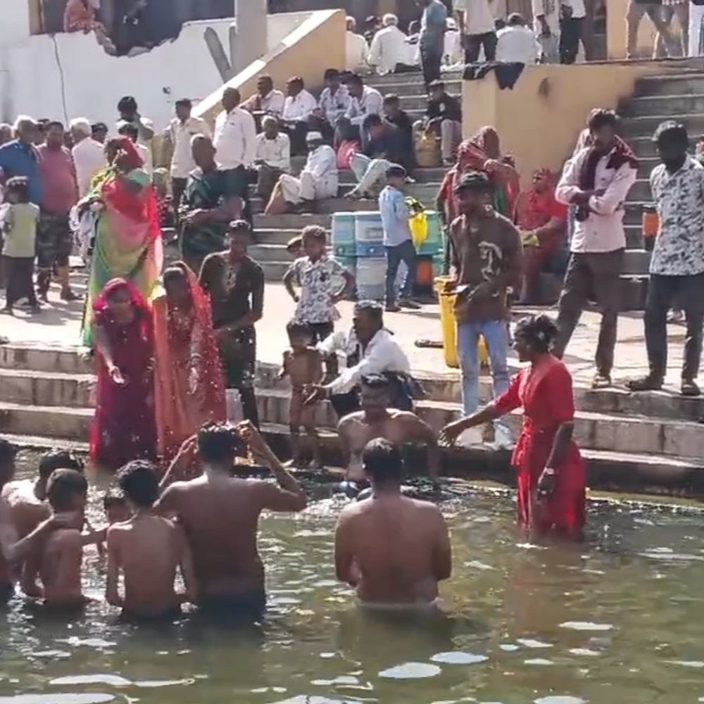 સર્વપિત્રી શનિ અમાસે ભક્તોનું ઘોડાપૂર.:જૂનાગઢના પવિત્ર દામોદર કુંડ ખાતે સર્વપિત્રી શનિ અમાસ નિમિત્તે પિતૃ તર્પણ અને સ્નાન માટે મોટી સંખ્યામાં ભાવિકો ઉમટી પડ્યા.