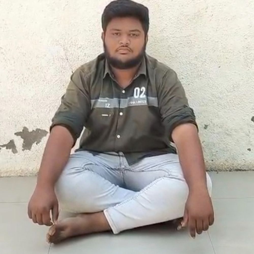 જાહેર જગ્યાએ વિદેશી દારૂ વેચતો શખ્સ ઝડપાયો:મફતનગરમાં LCBએ દરોડો પાડી 80 બોટલ સાથે ₹10 હજારનો મુદ્દામાલ જપ્ત કર્યો