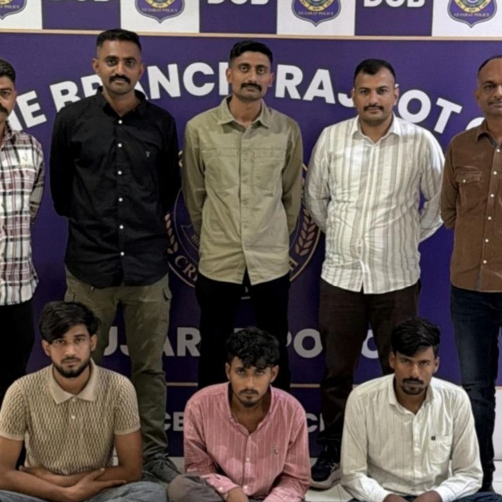 રાજકોટમાં આંતરરાજ્ય ગેંગના 3 શખ્સો ઝડપાયા:ATM મશીનના ડિસ્પેન્સર બોક્સમાં એલ્યુમિનિયમની પટ્ટી ફિટ કરી 14 જગ્યાએથી પૈસા ચોર્યાની કબૂલાત આપી