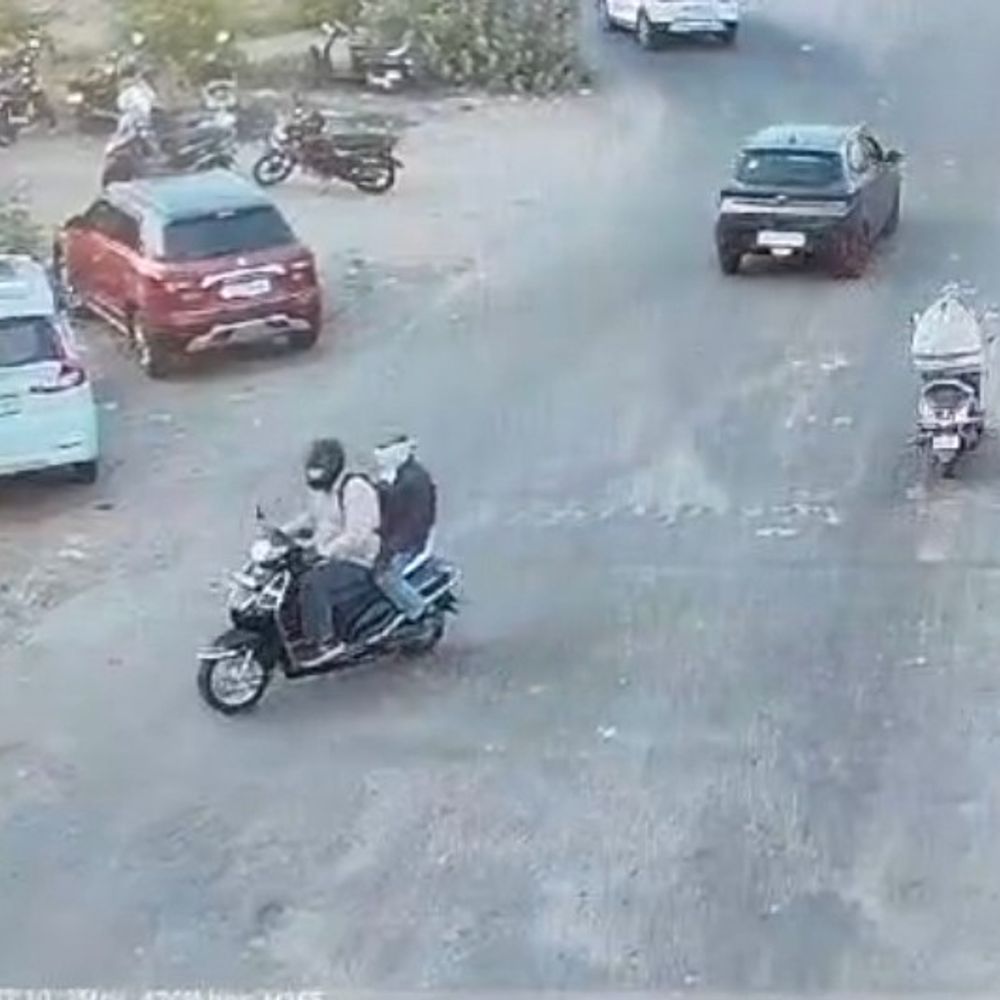 વડોદરામાં કારનો કાચ તોડી 35 લાખની ચોરી, CCTV:હાલોલથી વડોદરા આવતા કન્સ્ટ્રક્શન કંપનીના એન્જિનિયર ચા-પાણી પીવા રોકાયા ને 10 જ મિનિટમાં લાખોની ઉઠાંતરી, હેલ્મેટ પહેરી આવેલા તસ્કરો બેગ ઉઠાવીને ભાગ્યા
