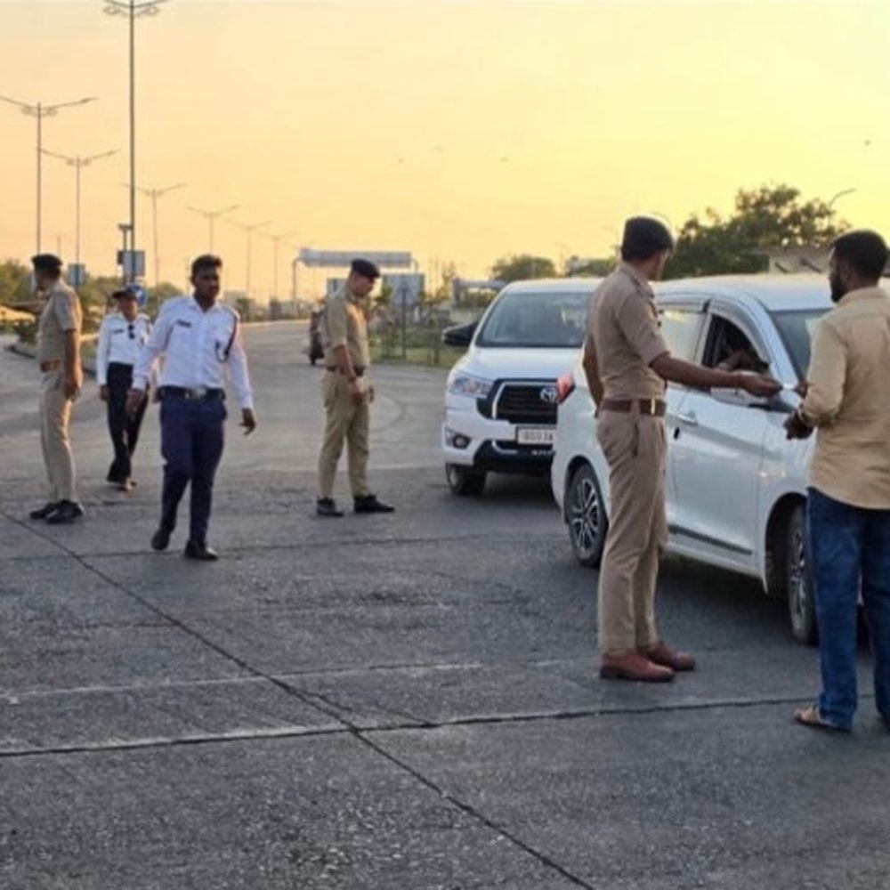 દ્વારકા પોલીસ દ્વારા દરિયાઈ સુરક્ષા મજબૂત કરવા સઘન પેટ્રોલિંગ અને ચેકિંગ હાથ ધરાયું