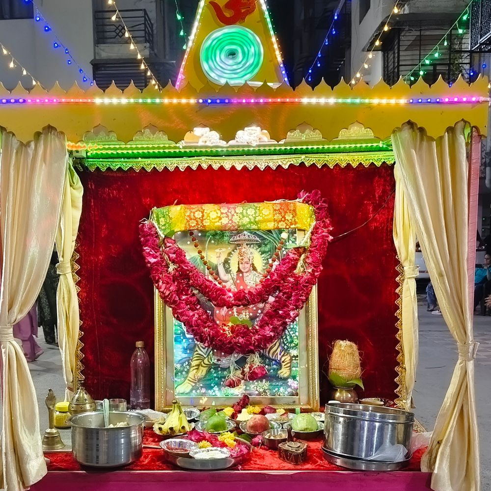 મારી સોસાયટી મારી નવરાત્રિ:ક્રિષ્ના રેસિડેન્સીમાં પહેલા નોરતે ગરબાની ધૂમ, આરતી બાદ ડીજેના તાલે નાના-મોટા સૌ ગરબે ઘૂમ્યા