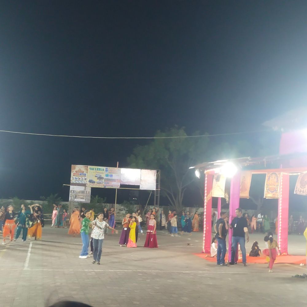 સરદાર હાઇટ્સમાં પ્રથમ નોરતે ખેલૈયાઓ ગરબે ઘૂમ્યા:નવરાત્રી મહોત્સવમાં મોટી સંખ્યામાં લોકોએ માતાજીની આરાધના કરી