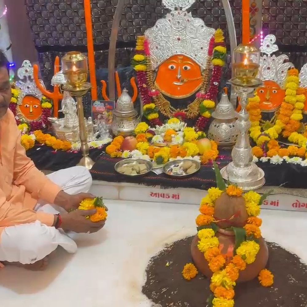 બોટાદના રોહિશાળામાં આવડ ખોડલ મંદિરે પ્રથમ નોરતે ભક્તોનો ધસારો:માતાજી સહિત સાતેય બહેનોની 1242 વર્ષ જૂની પ્રાગટ્ય ભૂમિ;ચુંદડી અને છત્તર અર્પણ કરતા ભક્તો