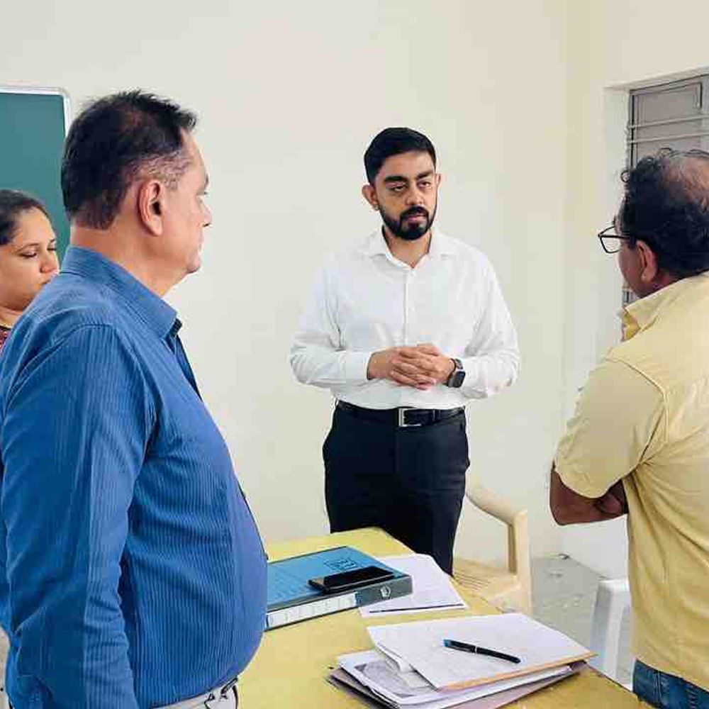 કલેક્ટર સ્વપ્નિલ ખરેએ ટંકારા-પડધરીના મતદાન મથકોની મુલાકાત લીધી:66-ટંકારા વિધાનસભામાં મતદારયાદી સુધારણા ઝુંબેશની કામગીરીની સમીક્ષા કરી