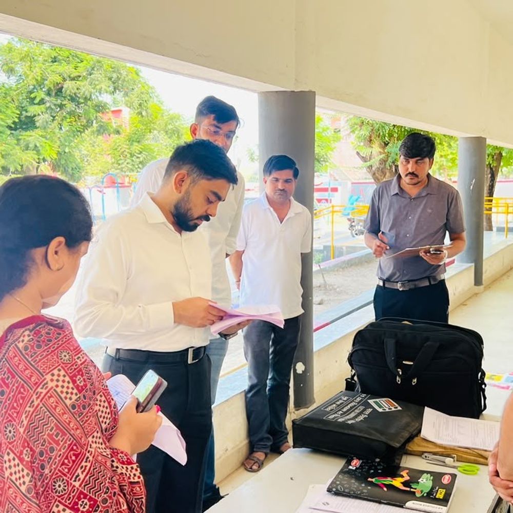 મોરબી કલેક્ટર સ્વપ્નિલ ખરેએ મતદાન મથકોની મુલાકાત લીધી:મતદારયાદી સુધારણા ઝુંબેશ અંતર્ગત ટંકારા વિધાનસભા વિસ્તારમાં કામગીરીની સમીક્ષા કરી