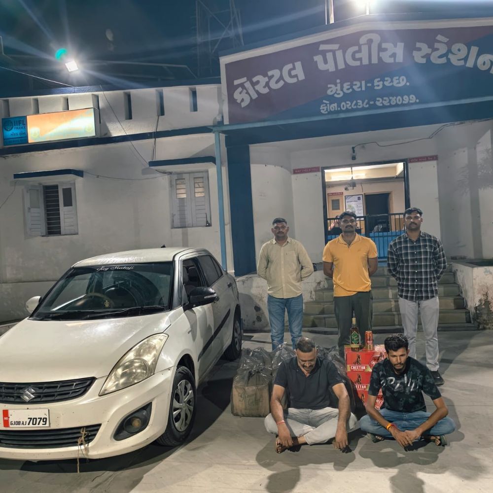 મુંદરામાં સ્વીફ્ટ કારમાંથી વિદેશી દારૂ અને બીયર ઝડપાયા:લોકલ ક્રાઇમ બ્રાન્ચે 216 નંગ દારૂ-બીયર સાથે બે આરોપીઓને પકડ્યા, 3.42 લાખનો મુદ્દામાલ જપ્ત