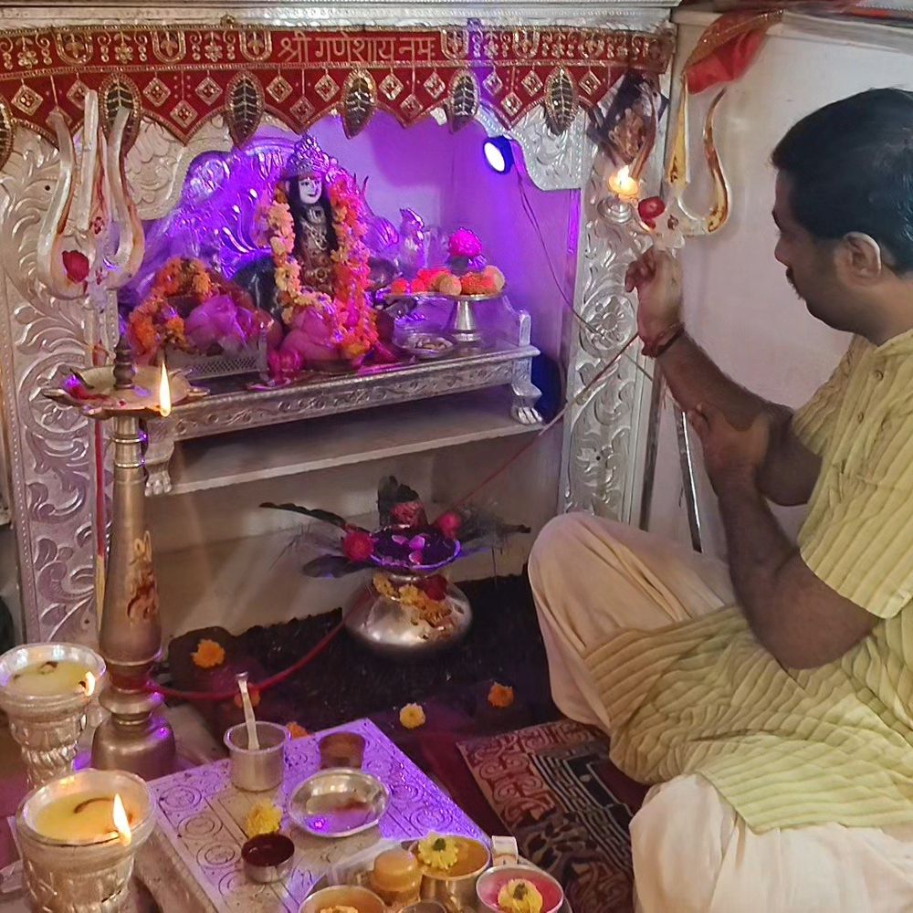 નવરાત્રીનો પ્રારંભ: હિંમતનગર અને ખેડબ્રહ્મામાં ઘટસ્થાપન કરાયું:ખાડિયામાં સળંગ 55માં વર્ષે મૂર્તિ સ્થાપન, નાના અંબાજીમાં દૂધનો અભિષેક કરાયો