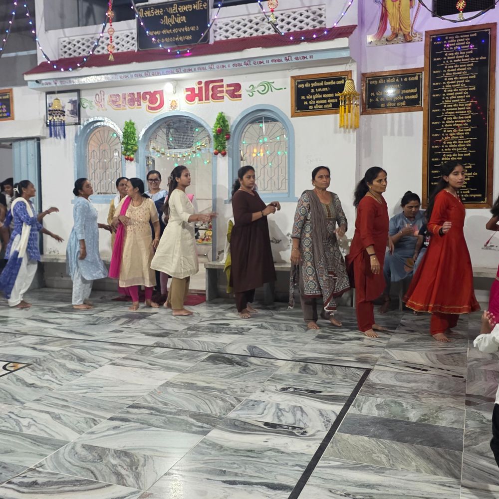 પાટણમાં નવરાત્રિનો પ્રારંભ, શેરી-પોળો અને સોસાયટીઓમાં ગરબા શરૂ:પ્રથમ નોરતે માતાજીની આરતી બાદ ખેલૈયાઓ ગરબે ઘૂમ્યા, ભક્તિમય માહોલ છવાયો