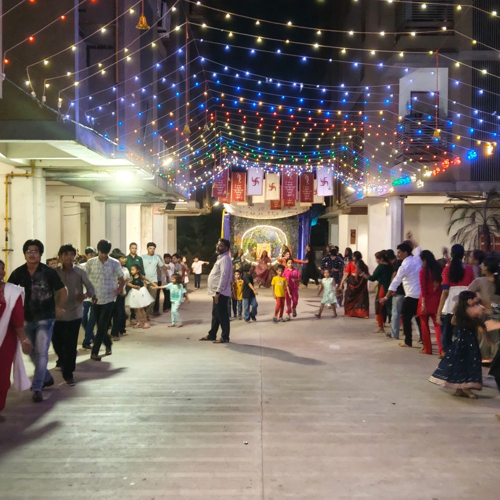મારી સોસાયટી મારી નવરાત્રિ:મહાદેવ સ્મિત ઘોડાસર ખાતે નવરાત્રિ મહોત્સવ, ખેલૈયાઓ મન મૂકીને ગરબે રમ્યા, ગુફામાં માતાજીનું સ્થાપન આકર્ષણ