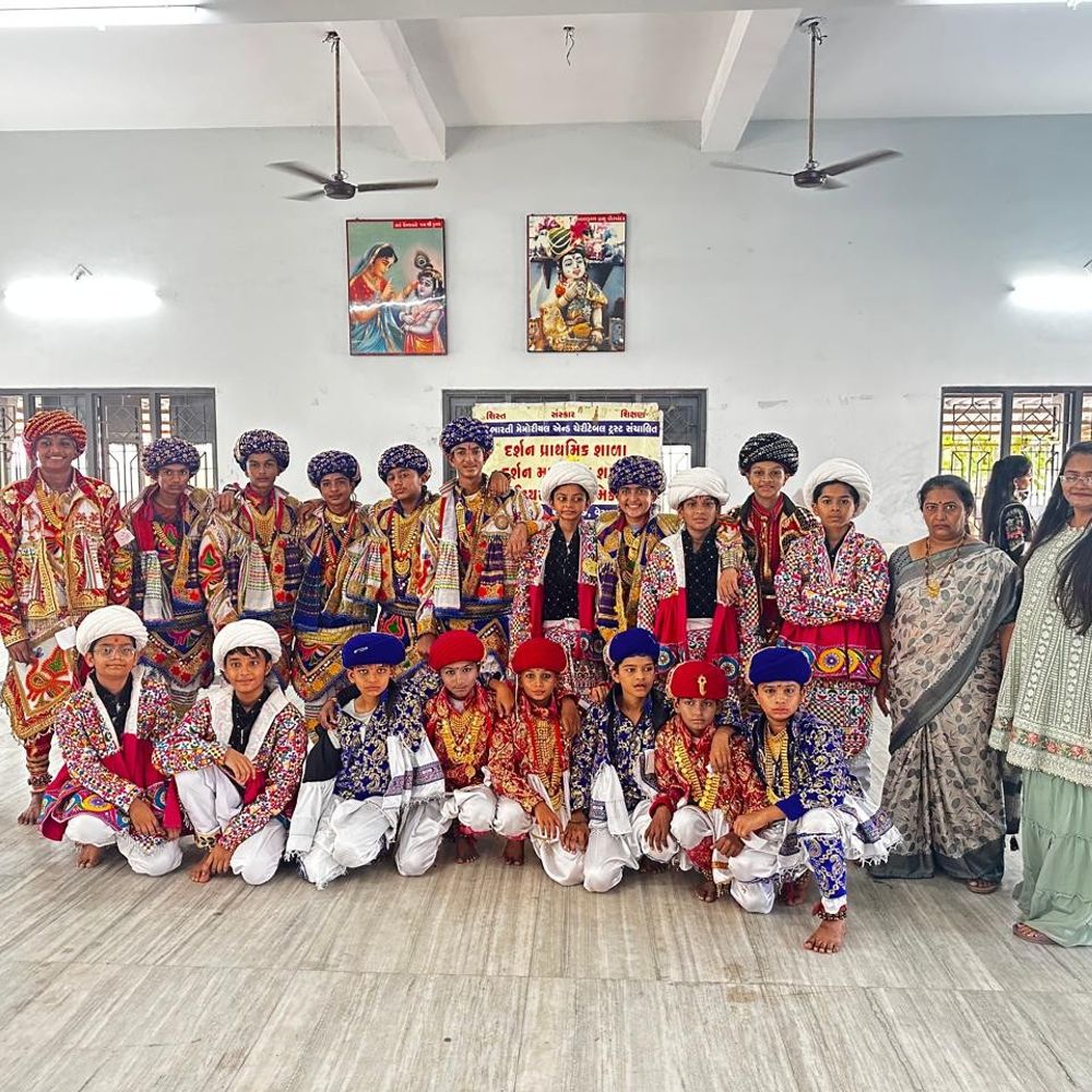 વેરાવળની દર્શન સ્કૂલમાં પ્રાચીન-અર્વાચીન રાસ સાથે નવરાત્રી ઉજવાઈ:લોહાણા બોડિંગ ખાતે વિવિધ સ્પર્ધાઓ યોજાઈ, વિજેતાઓને ટ્રોફી અને રોકડ ઇનામ અપાયા