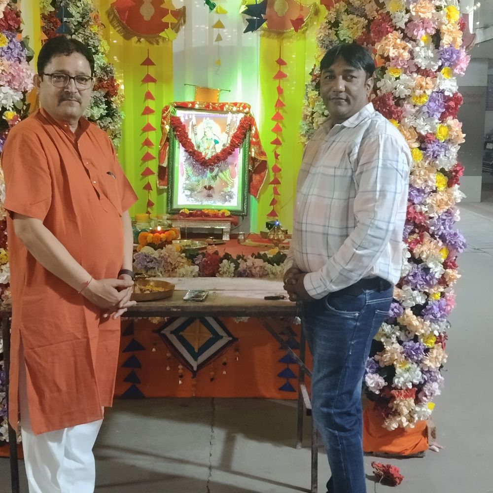 અમદાવાદના નારોલમાં નવરાત્રીનો પ્રારંભ:કર્ણાવતી એપાર્ટમેન્ટ 2 માં પહેલા નોરતાની ઉજવણી કરાઈ, સભ્યો ગરબે ઘૂમ્યા