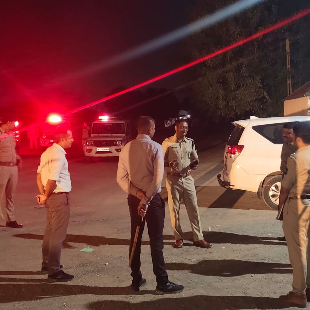 જામનગરમાં SP-DYSP રાત્રિ પેટ્રોલિંગમાં ઉતર્યા:ડો. રવિમોહન સૈની અને જે.એન. ઝાલાએ ગરબા સ્થળોનું નિરીક્ષણ કરી સુરક્ષા કડક કરી